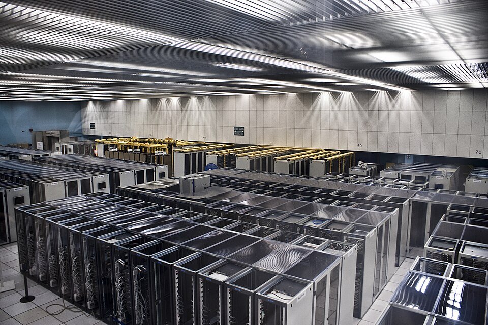 Lange rækker af serverskabe i et stort datacenter