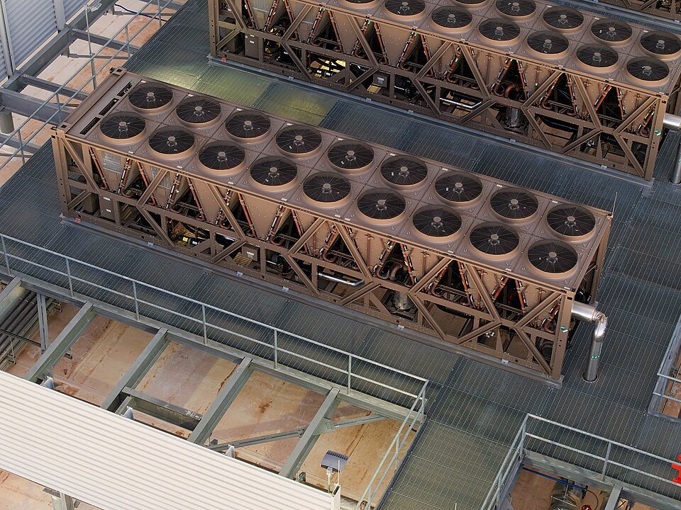Køleanlæg med store ventilatorer på taget af et datacenter